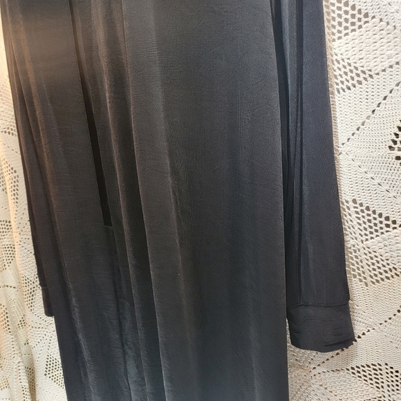 Vikki Vi size OX black long cover up. Open in front - Picture 4 of 10